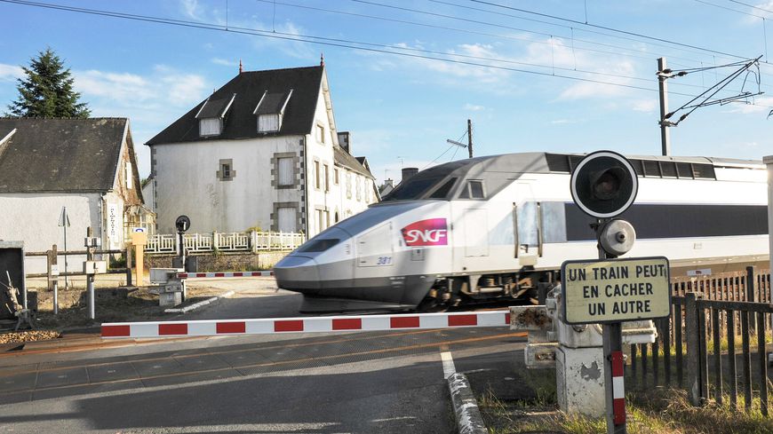 La société nationale responsable du réseau ferroviaire communique : «Un train lancé à 100 km/h met 1 kilomètre pour s'arrêter»